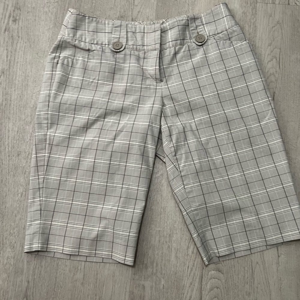 Express plaid dressy bermudas. Great for work! Size 4